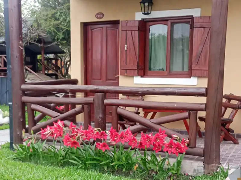 Galería exterior sin escalones con juego mesa y sillas - Cabaña para 2 personas