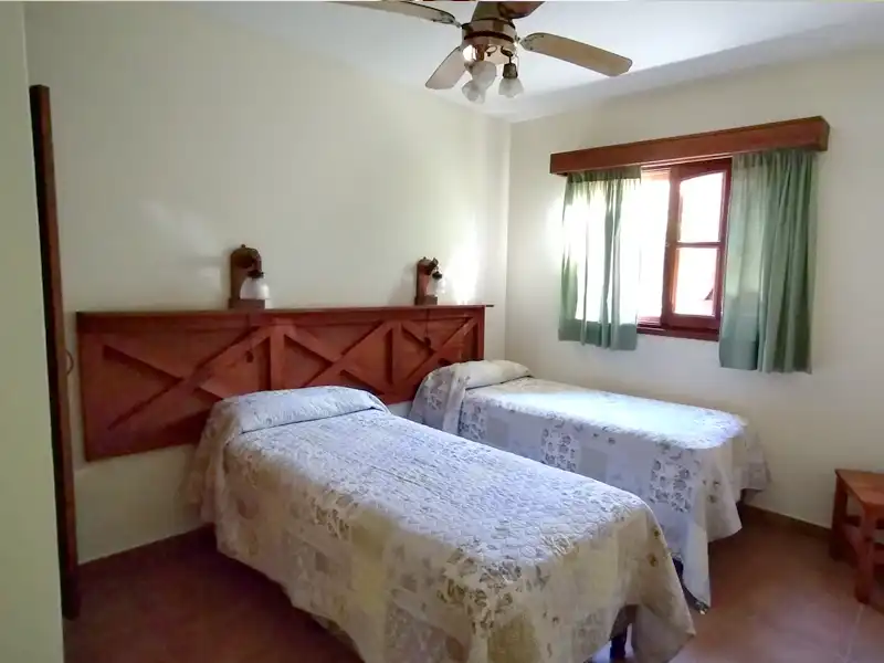 Tercer dormitorio con sommiers - Cabaña Premium 6P