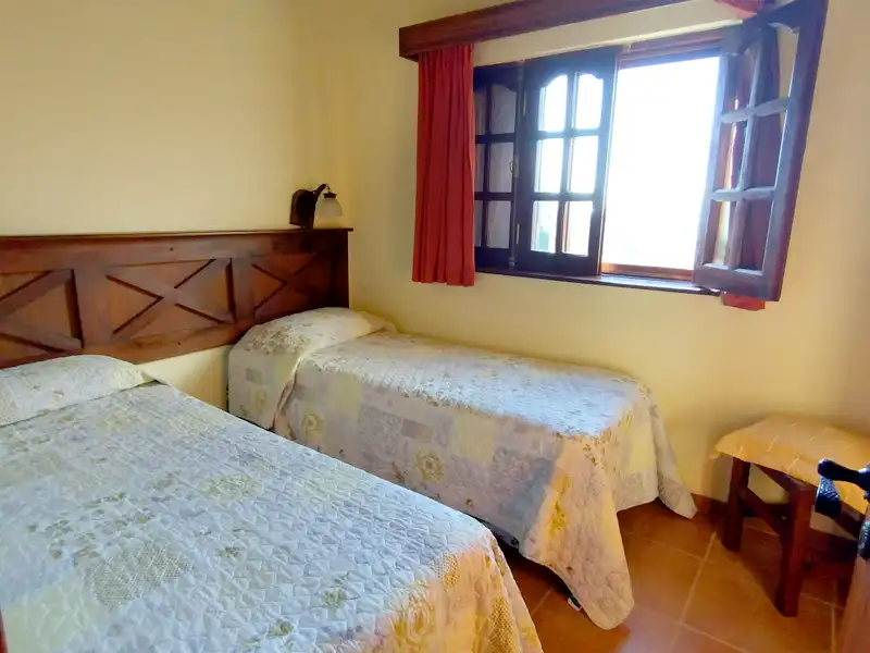 Segundo dormitorio con sommiers - Cabaña Standard 6P