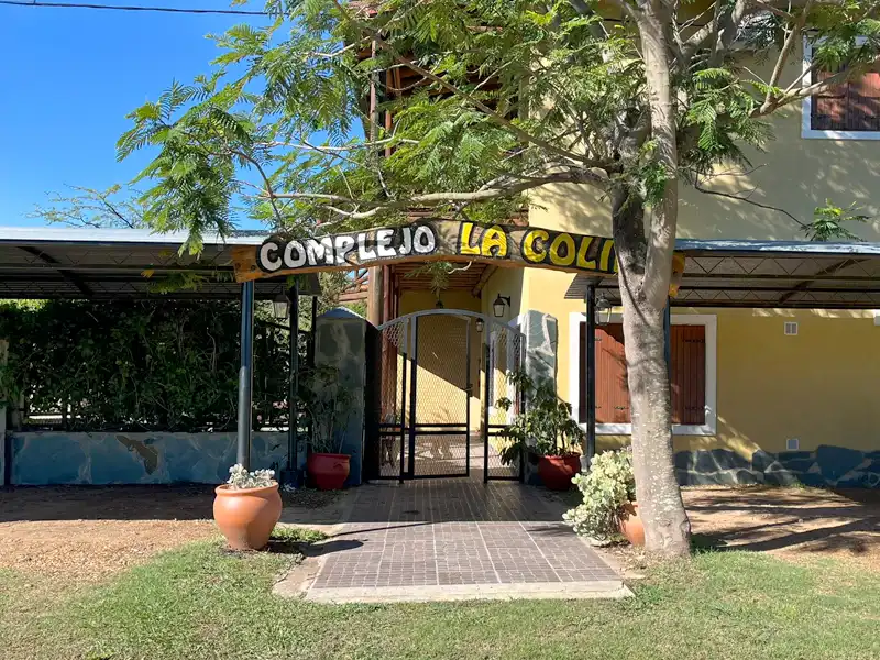 Cocheras cubiertas individuales integradas al frente de las cabañas