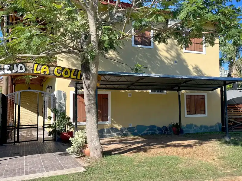 Estacionamiento techado con acceso directo a la unidad