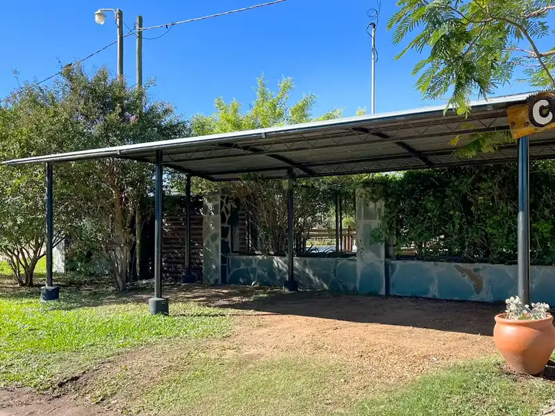 Estructura de cocheras cubiertas con protección solar y resguardo