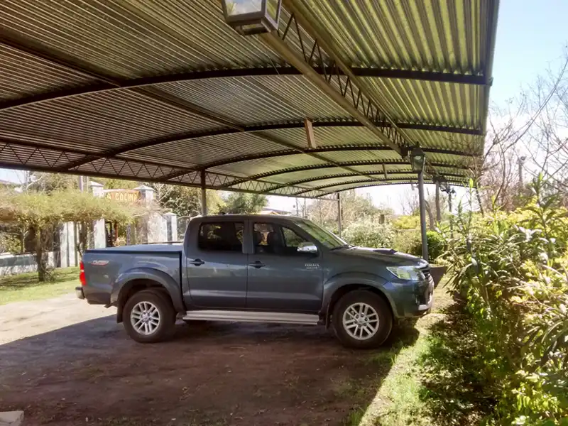 Espacios de estacionamiento cubierto aptos para camionetas y vehículos grandes