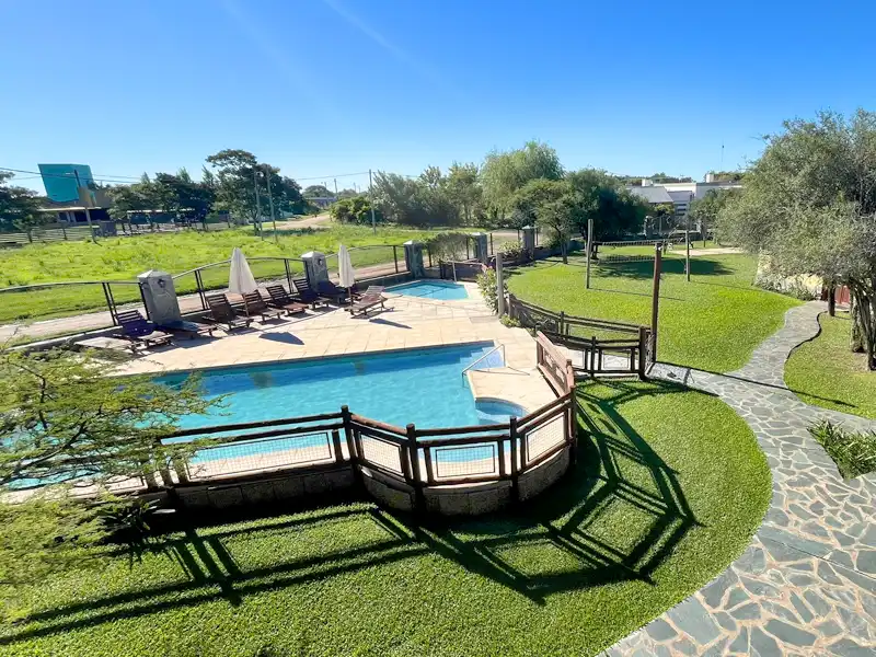 Piscina exterior con solárium térmico