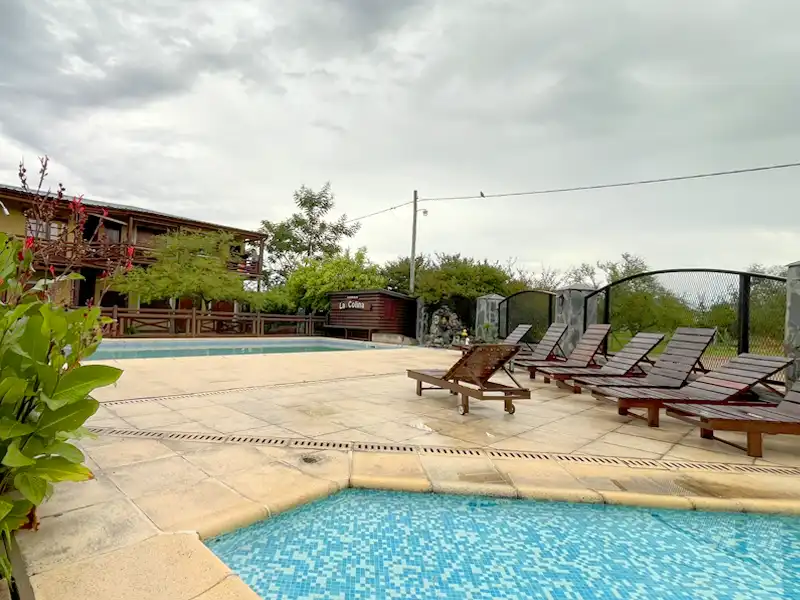 Sector de relax junto a la piscina