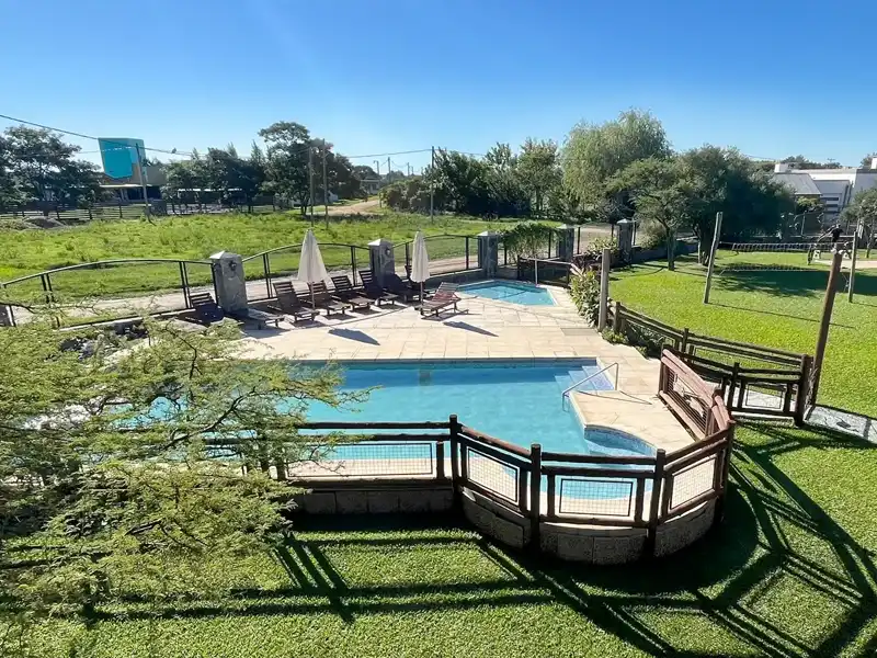Vista general de la piscina y solárium