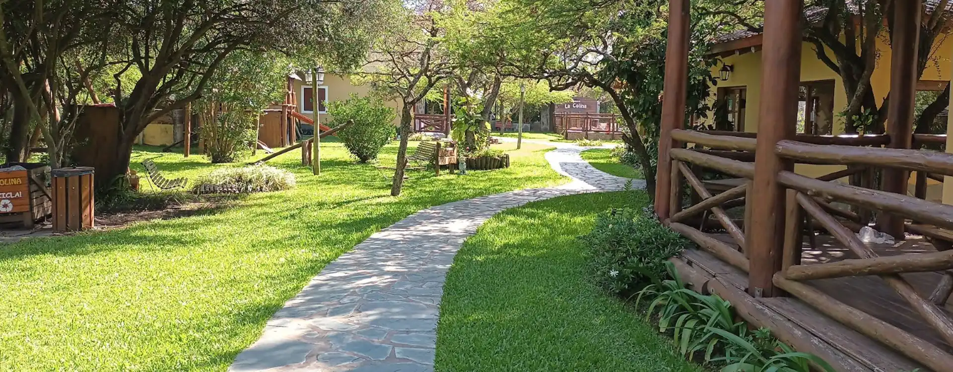 Zona Parque y Relax con sombras arboladas