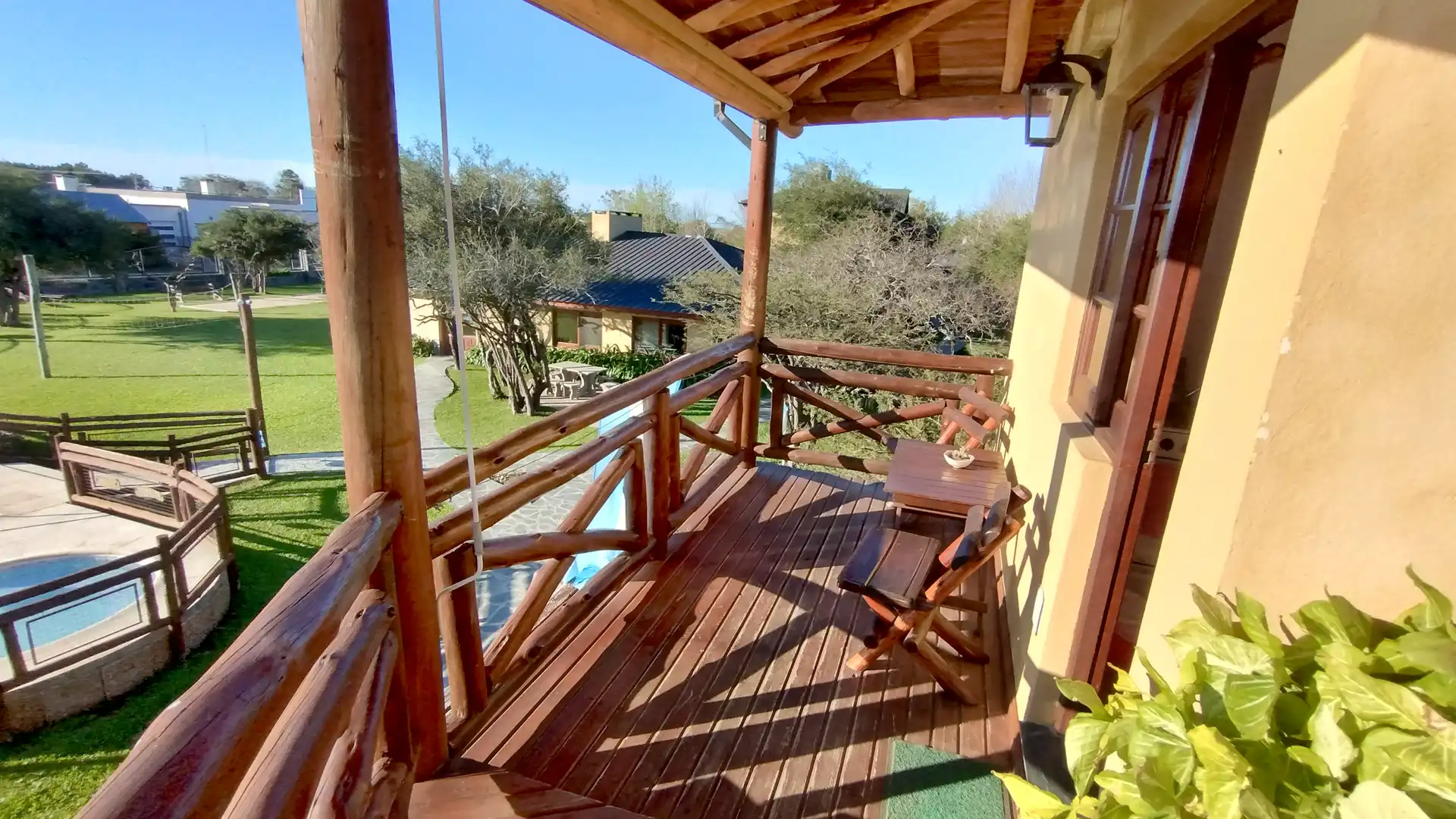 Balcón con vista a la pileta