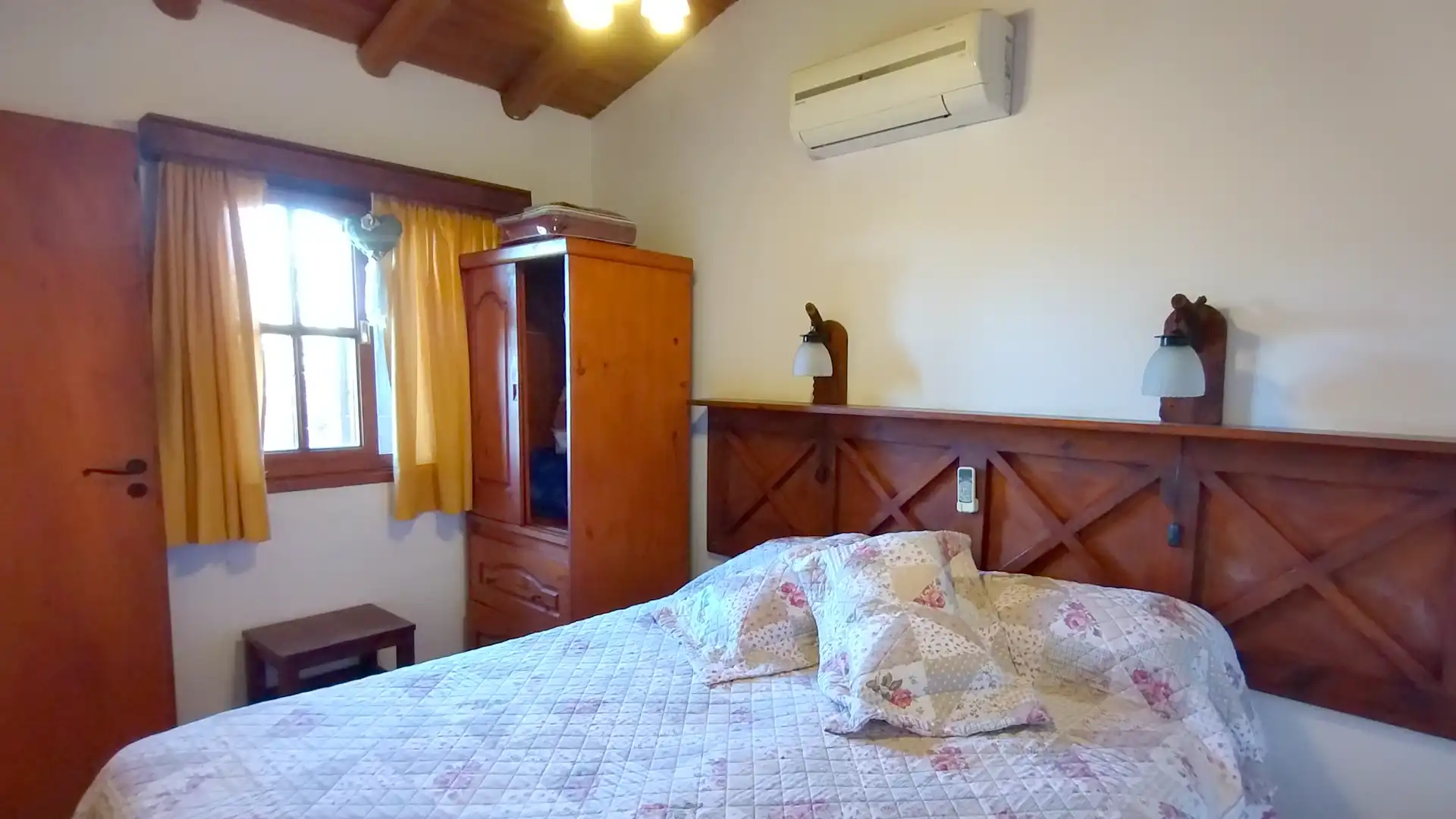Dormitorio con cama matrimonial