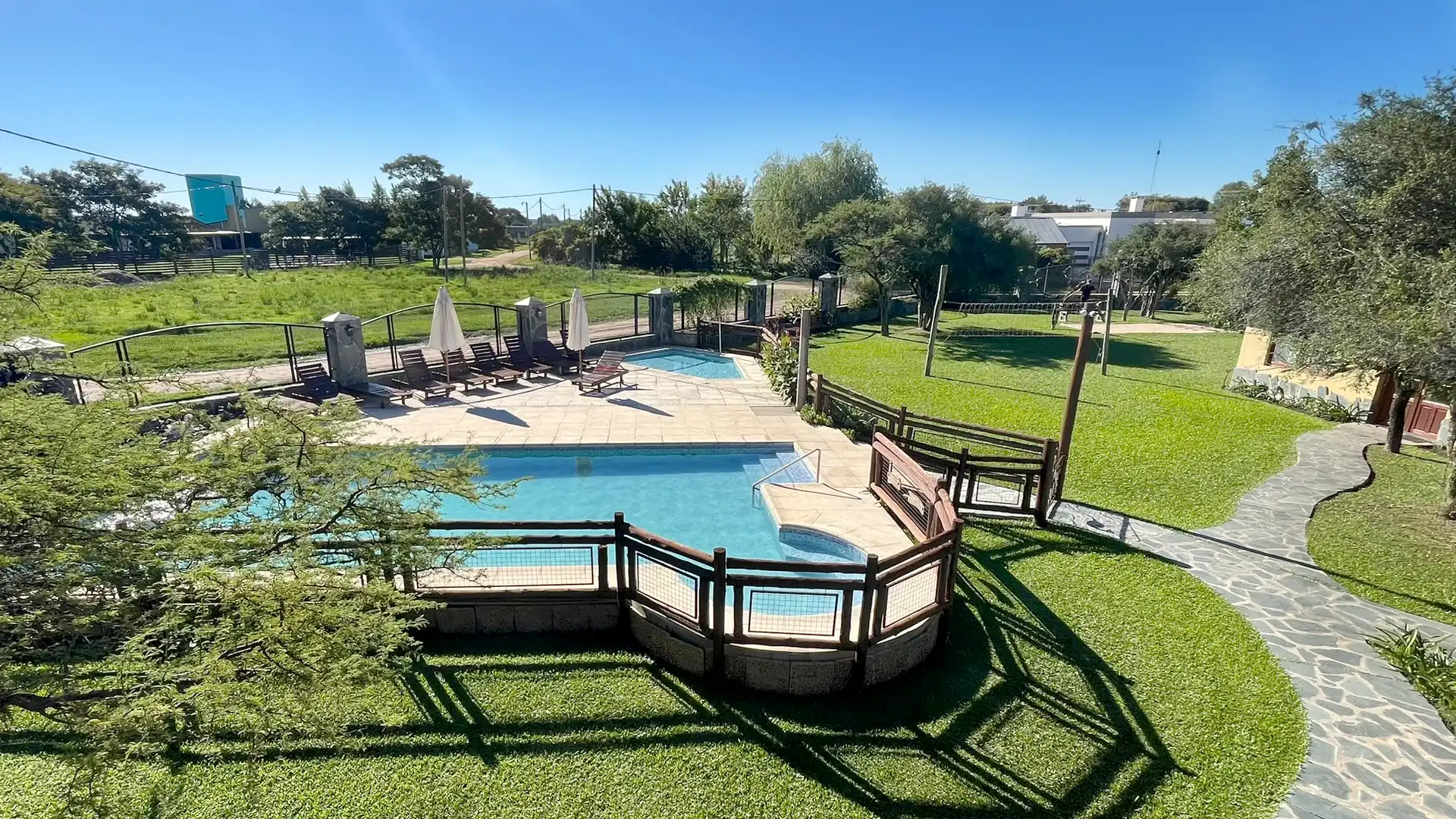 Vista general de la piscina y solárium