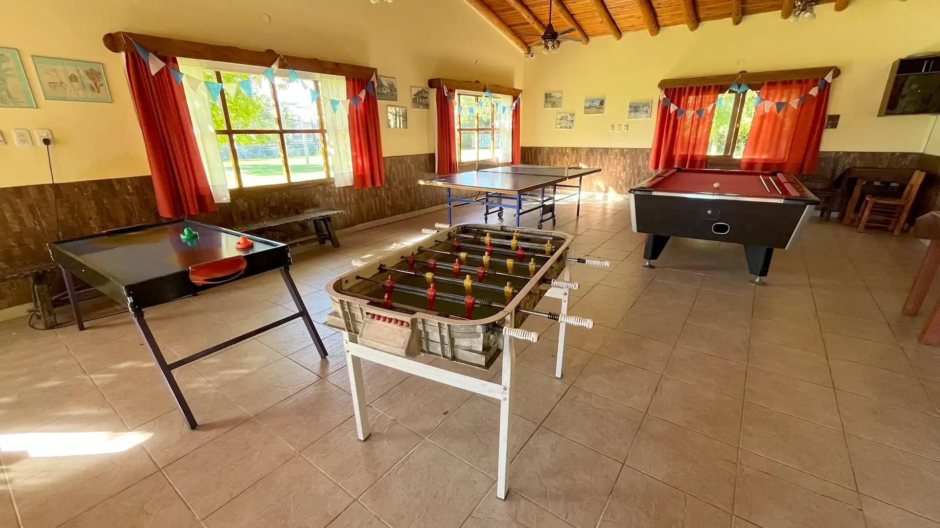 Sala de juegos con pool, ping pong