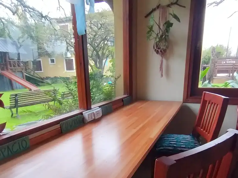 Escritorio de cowork con tomas de corriente y luz natural