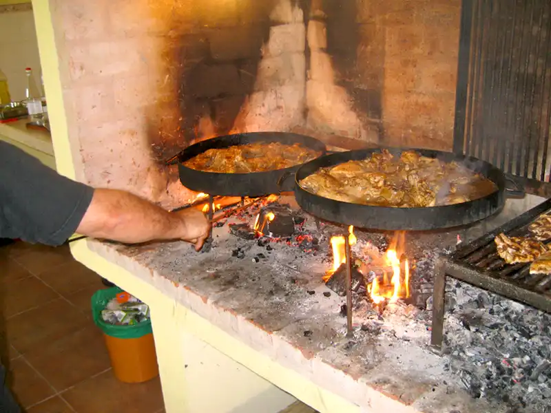 Asadores, parrillas y discos de arado para el uso de los huéspedes