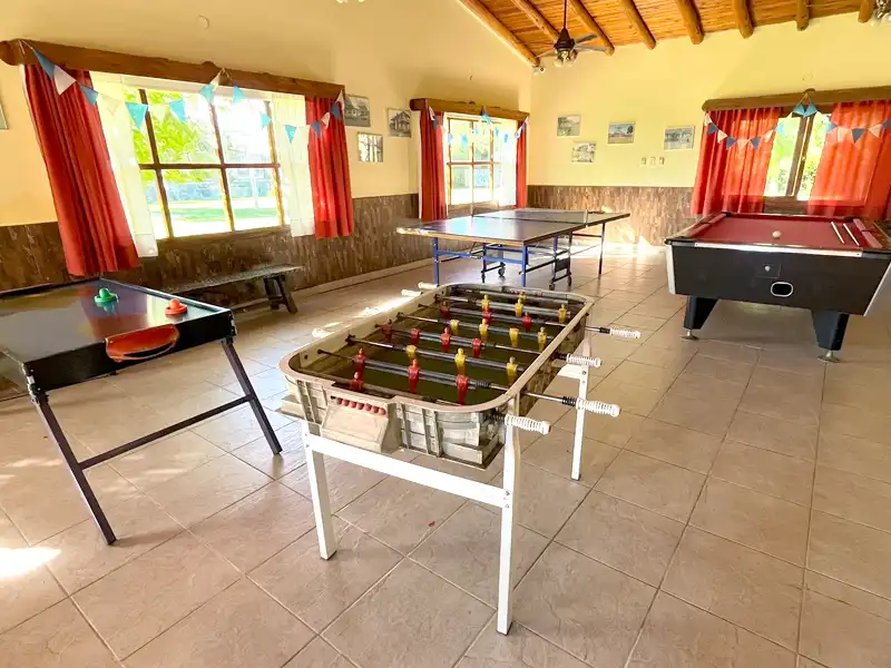 Sala de juegos con metegol, pool, ping-pong y tejo de mesa
