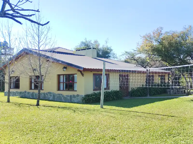 Acceso al SUM conectado con el parque y áreas recreativas